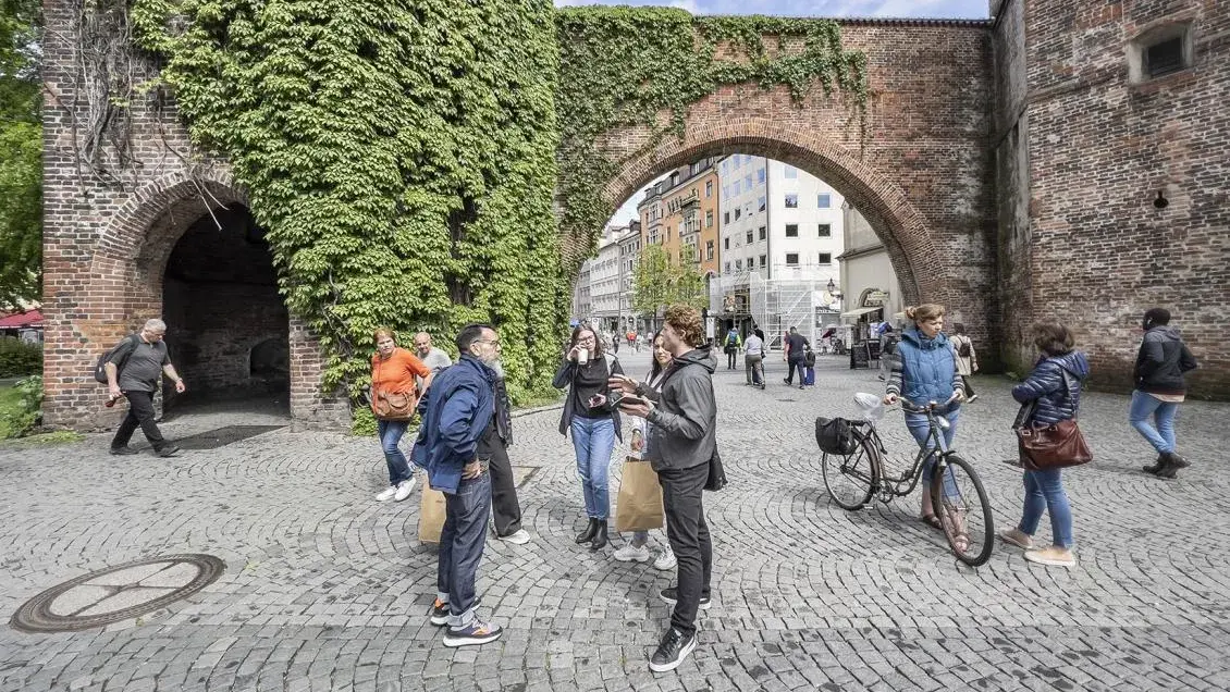 A student team discusses their analysis of Sendlinger-Tor-Platz in Munich with Professor Jesus Lara.