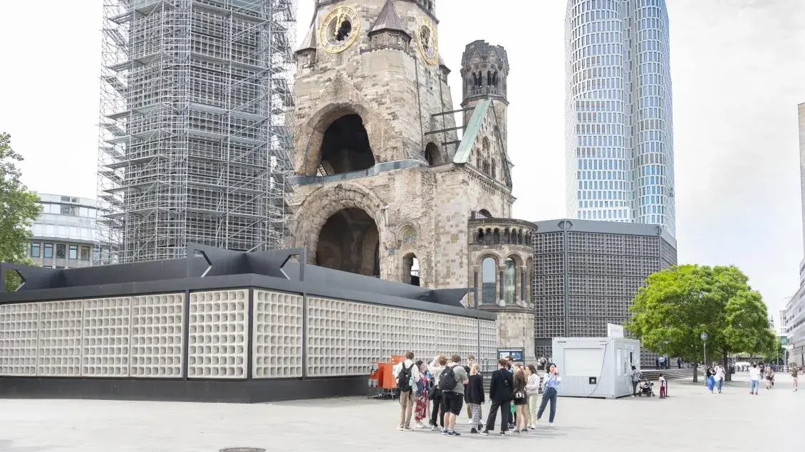 In front of the Kaiser Wilhelm Memorial Church, a student team presents their case study of Breitscheidplatz in Berlin. 